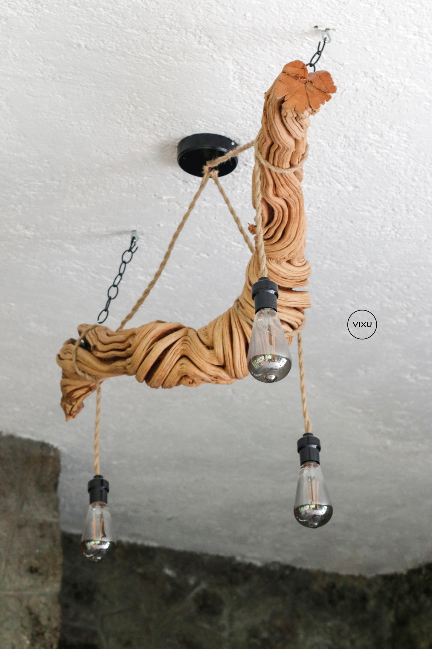 Candelabro de madera de bejuco