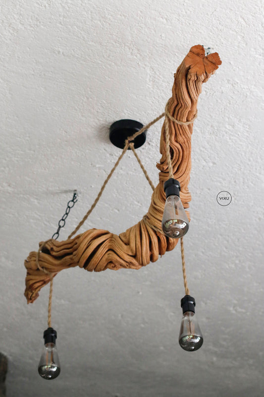 Candelabro de madera de bejuco